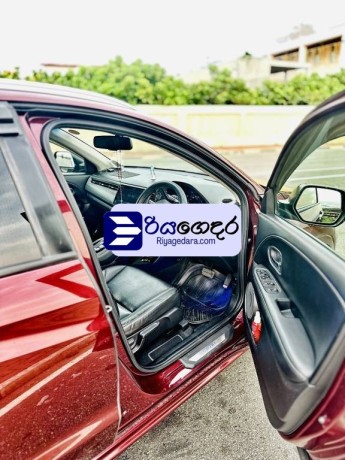 honda-vezel-z-grade-2015-suv-big-4