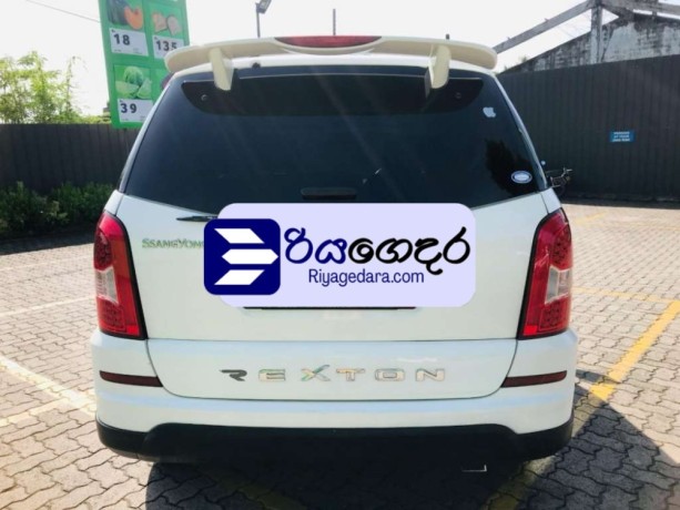 micro-rexton-2015-suv-big-4