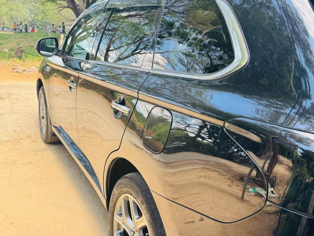 mitsubishi-outlander-phev-big-4