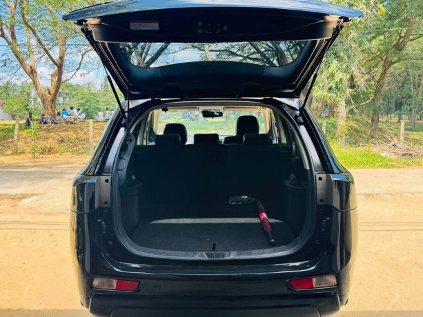 mitsubishi-outlander-phev-big-2