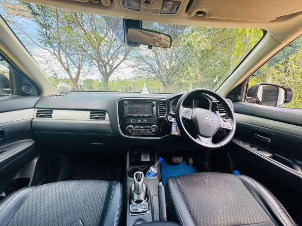 mitsubishi-outlander-phev-big-5