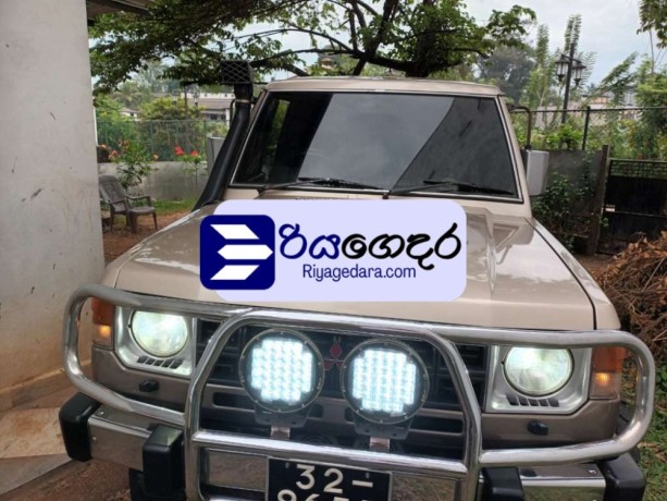 mitsubishi-pajero-1989-suv-big-0