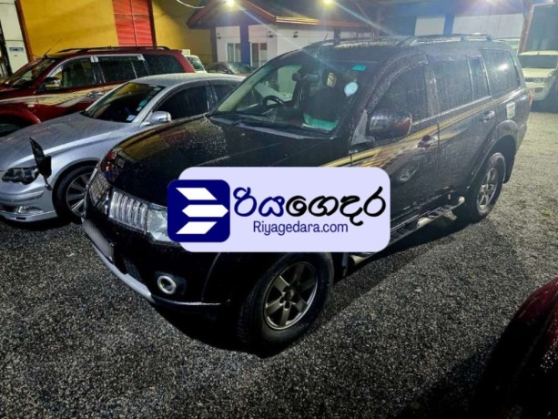 mitsubishi-montero-sport-2012-suv-big-0