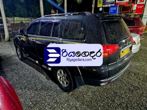 mitsubishi-montero-sport-2012-suv-big-2