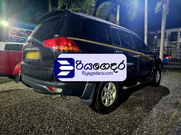 mitsubishi-montero-sport-2012-suv-big-1