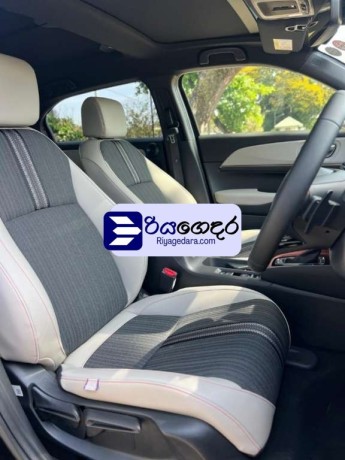 honda-vezel-z-play-2023-suv-unregistered-recondition-big-3