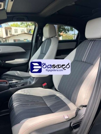 honda-vezel-z-play-2023-suv-unregistered-recondition-big-5