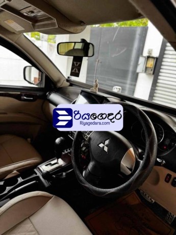 mitsubishi-montero-sport-2012-suv-big-3