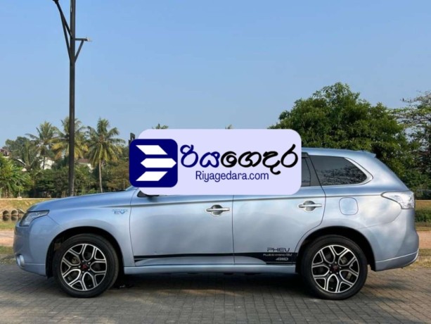 mitsubishi-outlander-phev-2013-suv-big-4