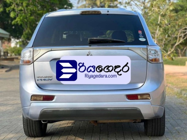 mitsubishi-outlander-phev-2013-suv-big-3