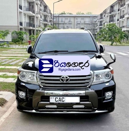 toyota-land-cruiser-v8-sahara-2014-suv-big-1