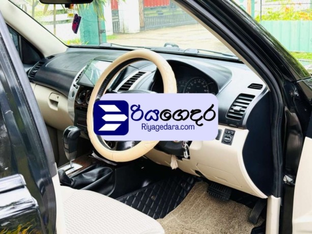 mitsubishi-montero-sport-2012-suv-big-2