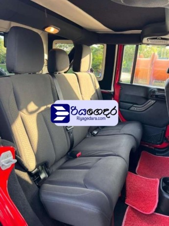 jeep-wrangler-sport-2013-suv-big-5