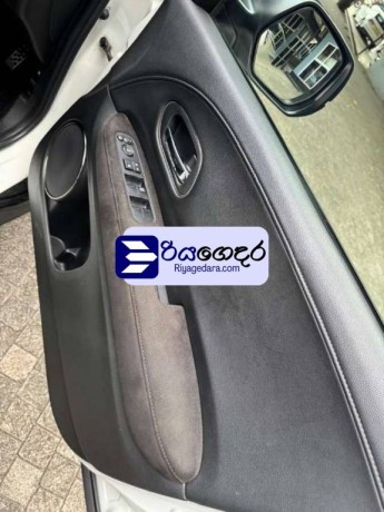 honda-vezel-rs-sensing-2017-suv-big-3