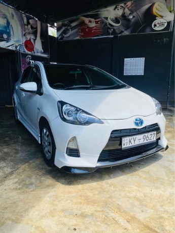 toyota-aqua-hybrid-2013-big-0