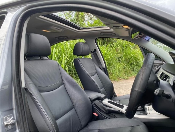 bmw-320i-2010-vehicle-big-8