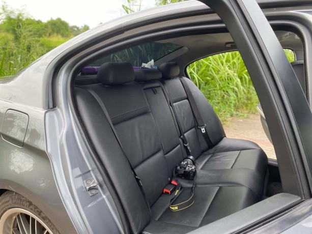 bmw-320i-2010-vehicle-big-10