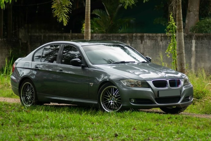 bmw-320i-2010-vehicle-big-4