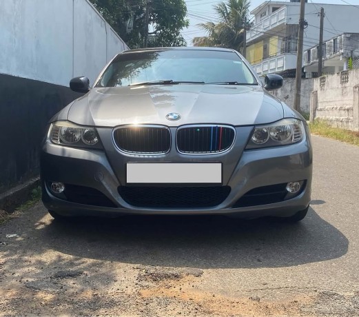 bmw-320i-2010-vehicle-big-0