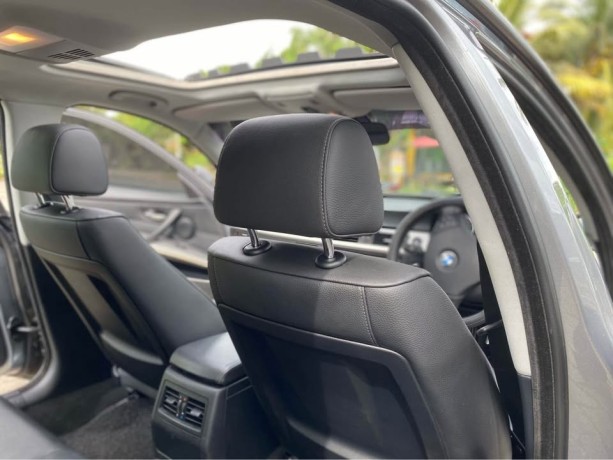 bmw-320i-2010-vehicle-big-9