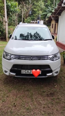 mitsubishi-outlander-phev-plugin-hybrid-2014-big-0