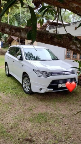 mitsubishi-outlander-phev-plugin-hybrid-2014-big-2