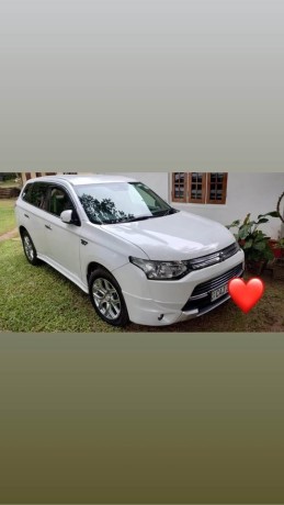 mitsubishi-outlander-phev-plugin-hybrid-2014-big-4