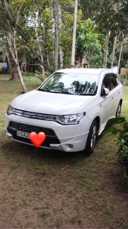 mitsubishi-outlander-phev-plugin-hybrid-2014-big-3