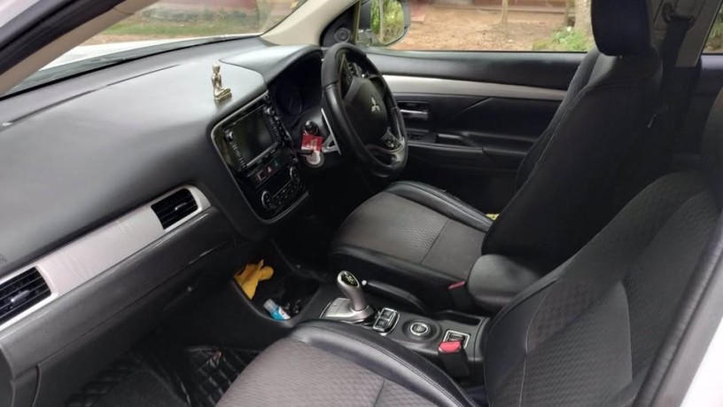 mitsubishi-outlander-phev-plugin-hybrid-2014-big-5