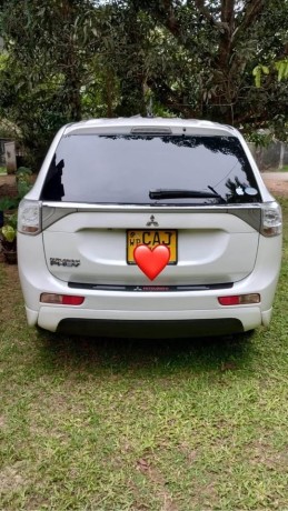 mitsubishi-outlander-phev-plugin-hybrid-2014-big-1