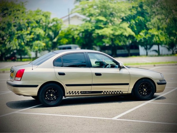 hyundai-elantra-2000-big-1