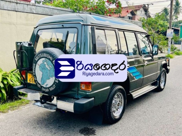 mitsubishi-pajero-turbo-wagon-1988-suv-big-3