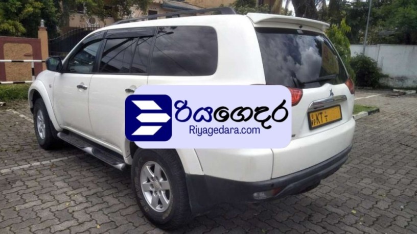 mitsubishi-montero-sport-2012-suv-big-3