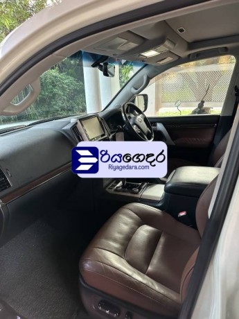 toyota-land-cruiser-sahara-vx-v8-2017-suv-big-4