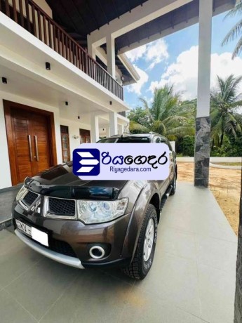 mitsubishi-montero-sport-2011-suv-big-0