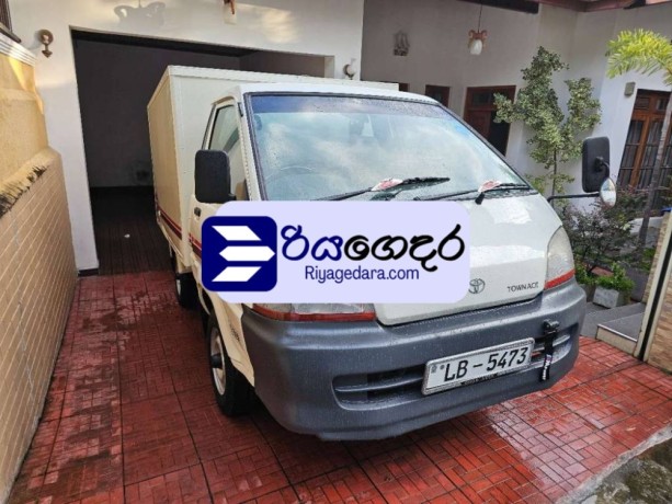 toyota-townace-2002-lorry-big-5