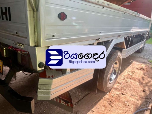 mitsubishi-canter-2000-lorry-big-2