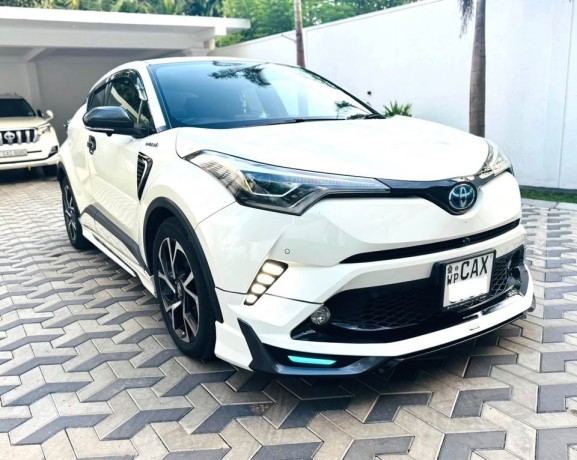 toyota-chr-gt-hybrid-zyx10-2017-big-0