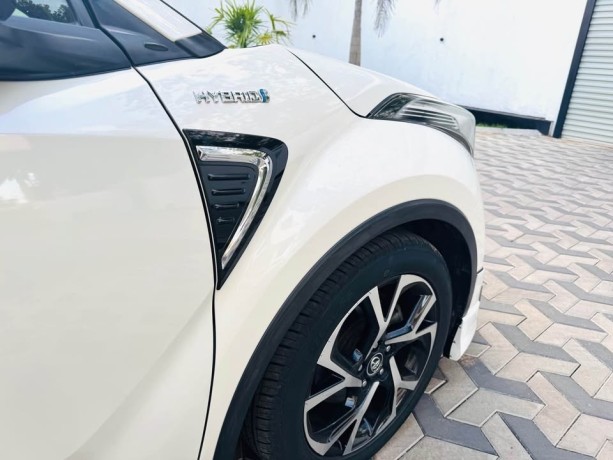 toyota-chr-gt-hybrid-zyx10-2017-big-1