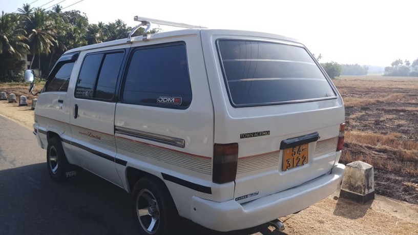 toyota-townace-cr27-flat-roof-big-1