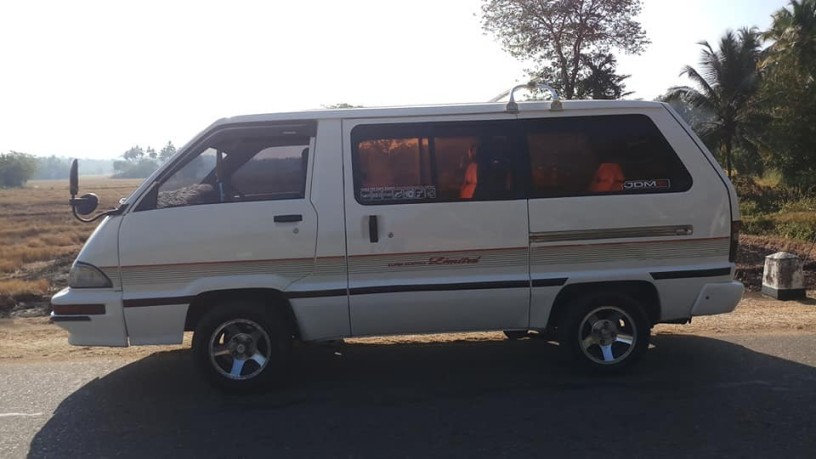 toyota-townace-cr27-flat-roof-big-2