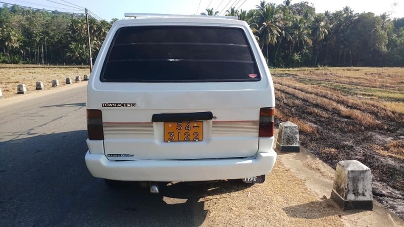 toyota-townace-cr27-flat-roof-big-3