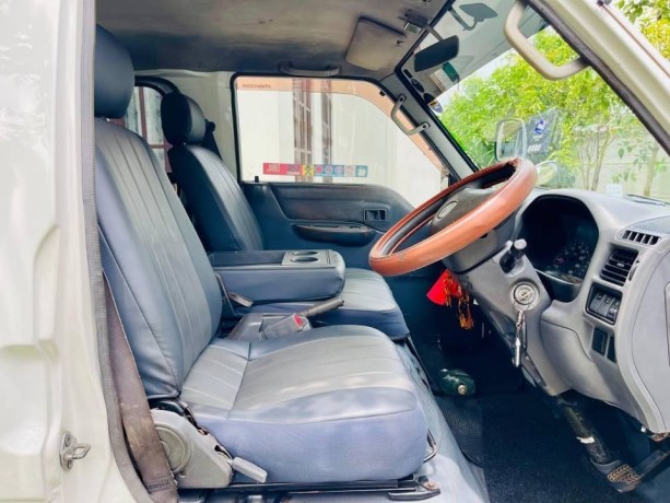 mazda-bongo-2006-big-8