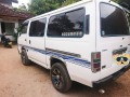 nissan-caravan-1995-small-0