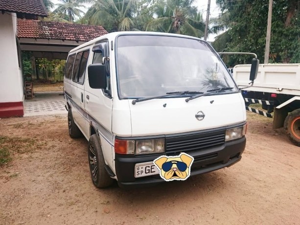 nissan-caravan-1995-big-1