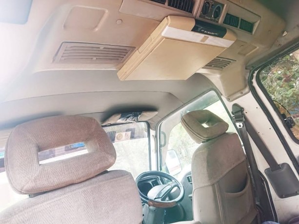 nissan-caravan-1995-big-8