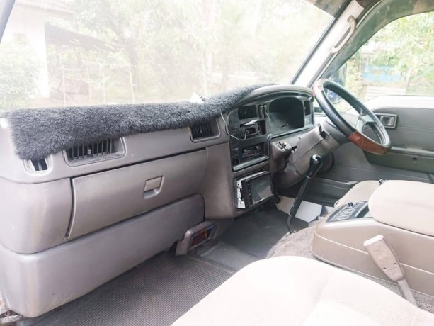 nissan-caravan-1995-big-2