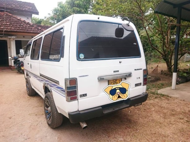 nissan-caravan-1995-big-7