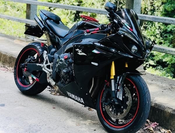 yamaha-yzf-r1-2011-big-2