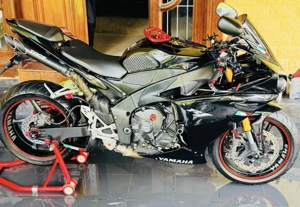 yamaha-yzf-r1-2011-big-3